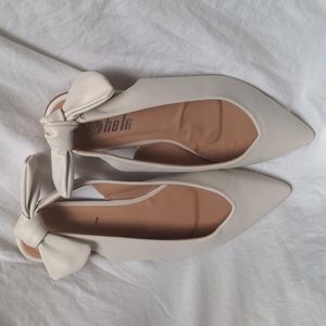 Pointed toe bow flats